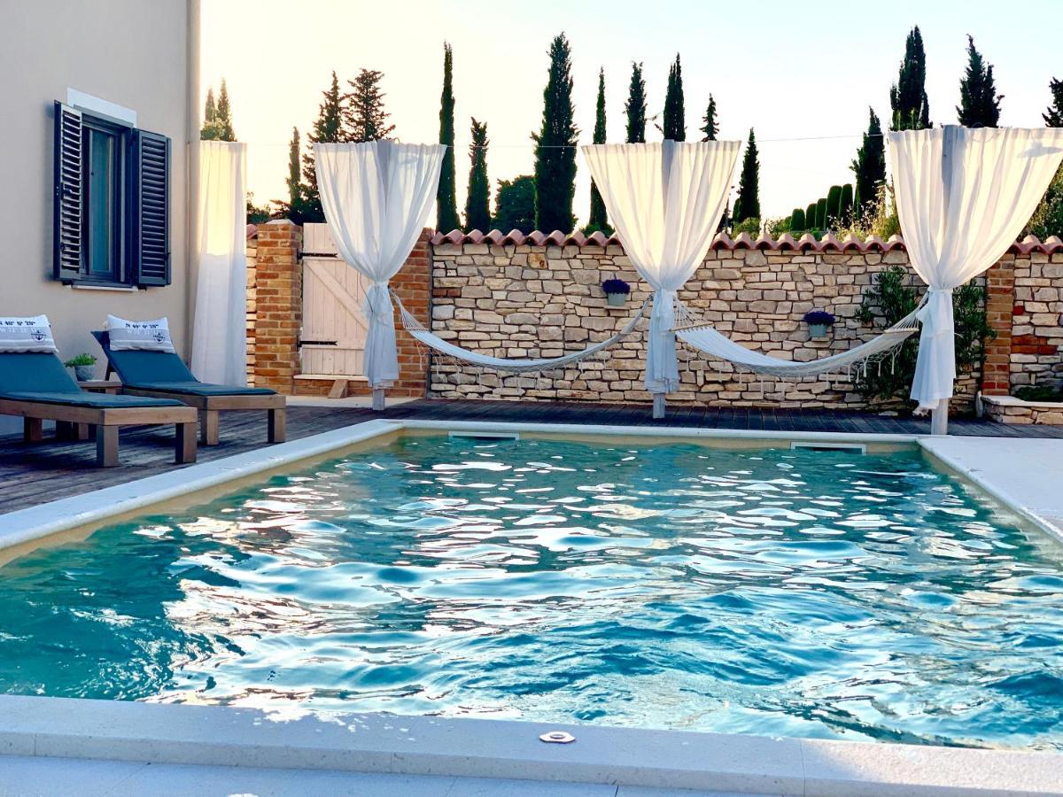 Ferienwohnungen VI La Mare With Heated Pool Zadar Ngoại thất bức ảnh