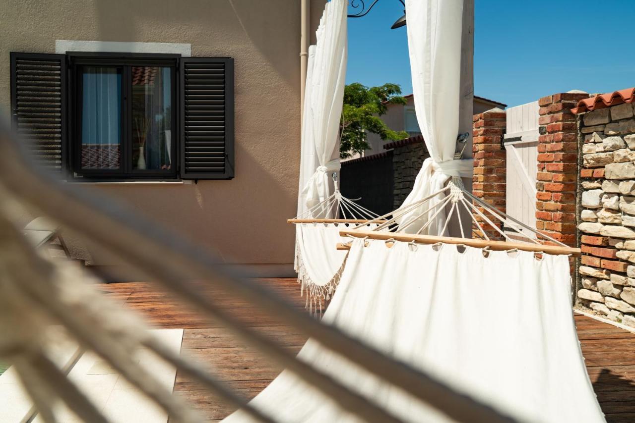 Ferienwohnungen VI La Mare With Heated Pool Zadar Ngoại thất bức ảnh