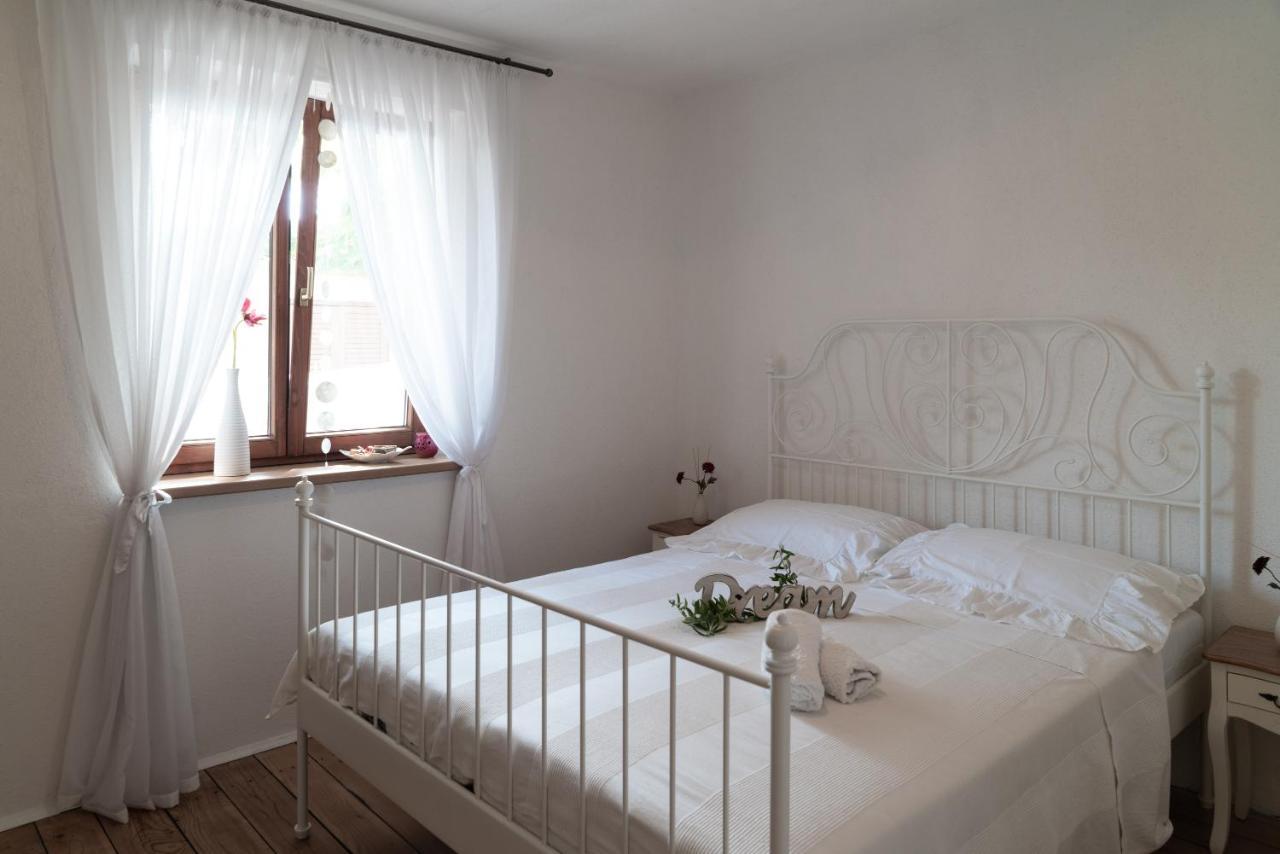 Ferienwohnungen VI La Mare With Heated Pool Zadar Ngoại thất bức ảnh